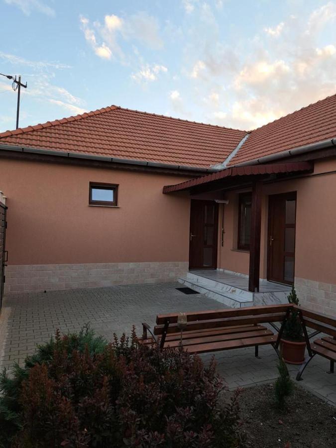 Emanuela Apartments Pecica Buitenkant foto
